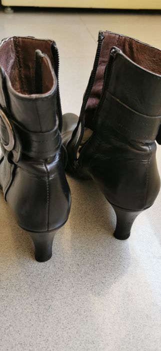 Botins pretos em pele