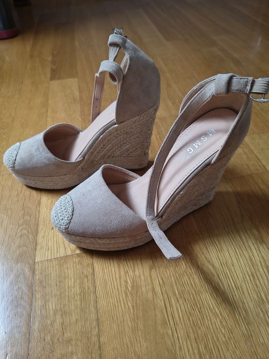 Beżowe espadryle koturny