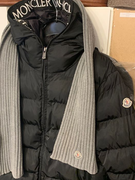 Торг!Пуховик Moncler в поношеном состоянии! Шарф в подарок!!