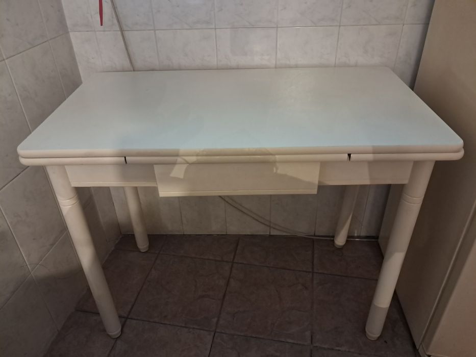 Mesa de cozinha branca em madeira