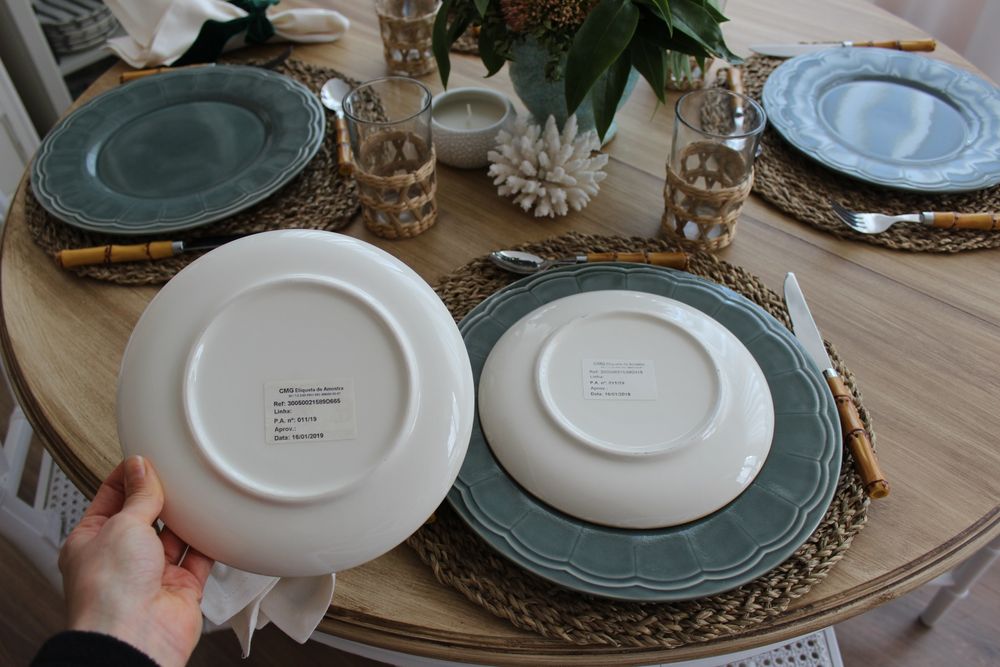 2 Pratos com folhas verdes, novos