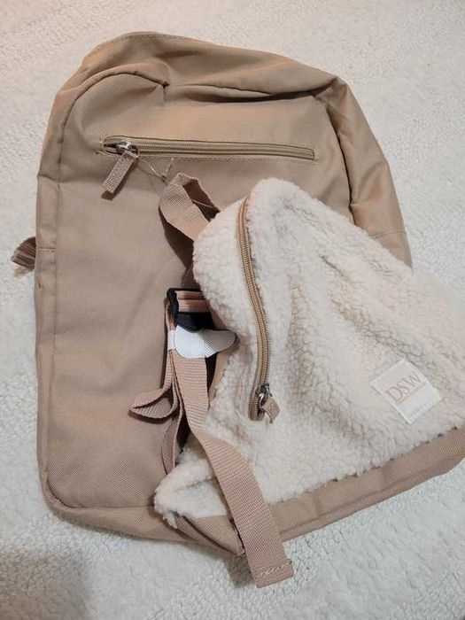 Plecak w zestawie z drugim małym plecakiem/kosmetyczką.