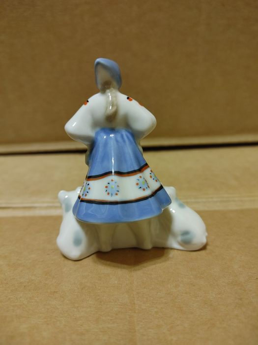 Статуэтка Наши будни Свинарка Коростень Трегубова в-с фарфор СССР 1960