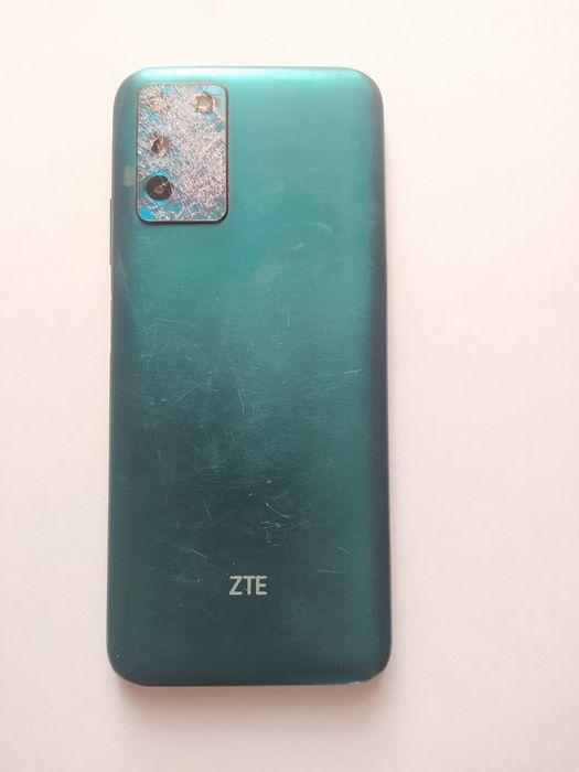 Продам ZTE Blade V30 vita 4/128(Розбитий екран / На запчастини)