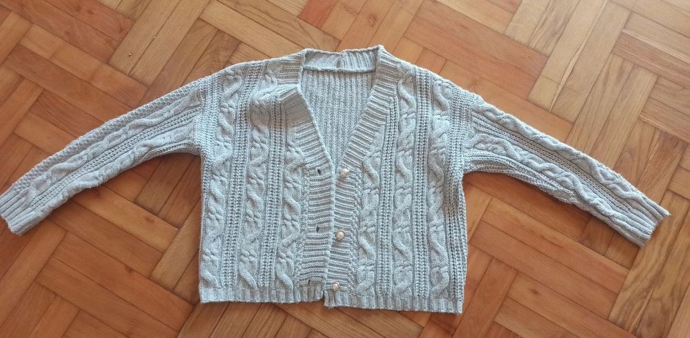 Szary sweterek zapinany na guziki