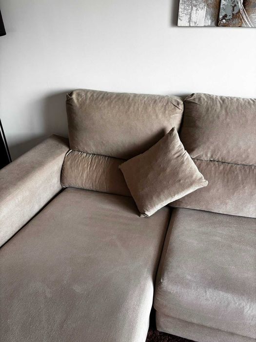 Sofá com chaise longue e arrumação