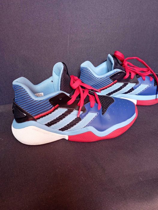 Кроссовки Adidas.