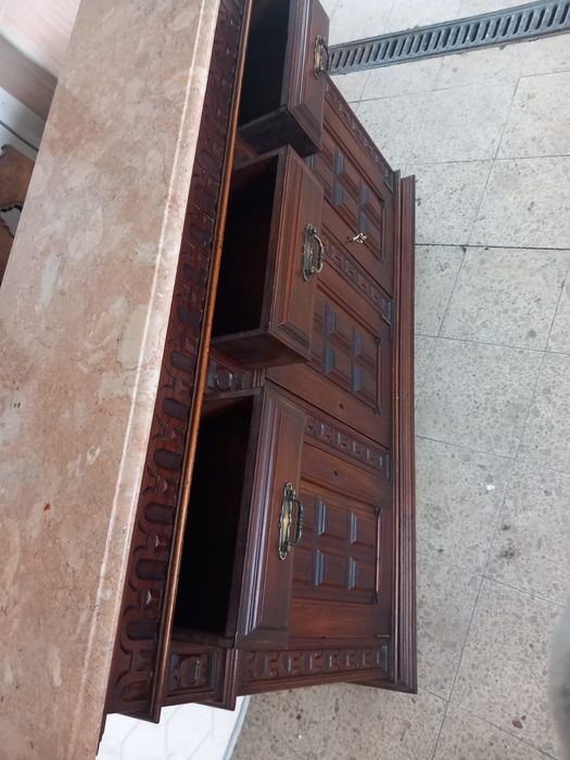 Aparador com tampo em mármore