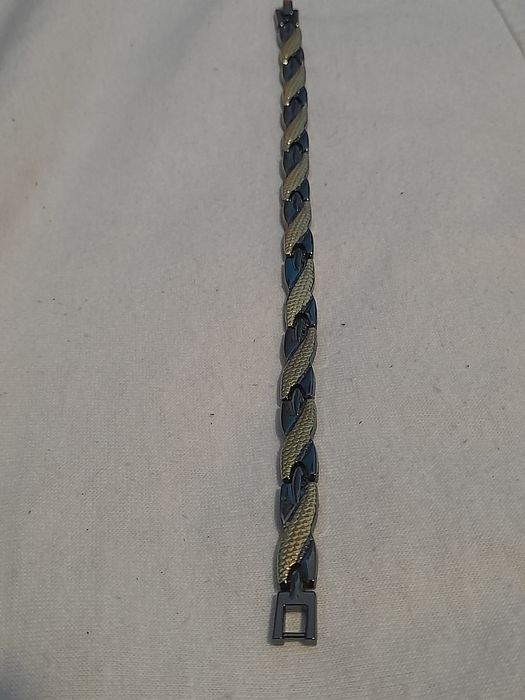 Vendo colares, pulseiras e botões de punho