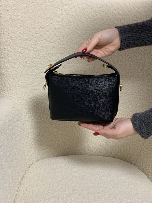 Стильна маленька жіноча сумочка в чорному кольорі, тренд літа 2025