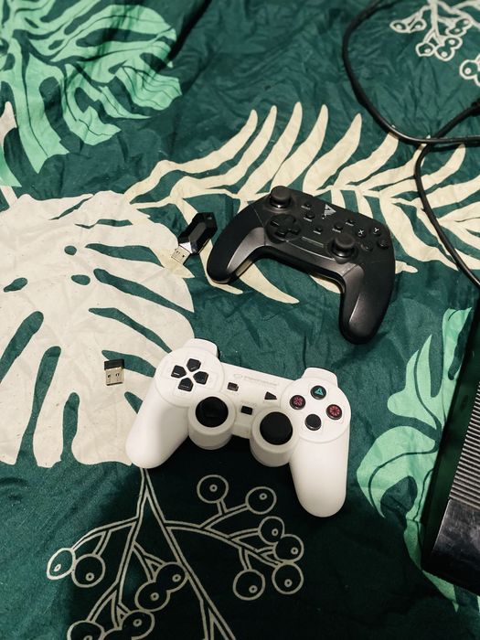Ps3 slim z 2 padami calym okablowaniem +5 gier