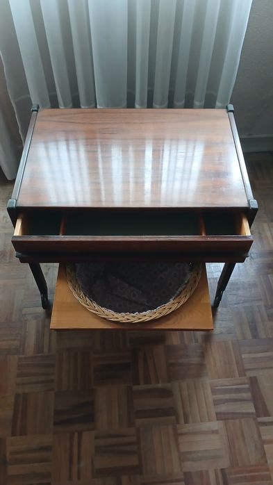 Mesa de costura com gaveta e cesto