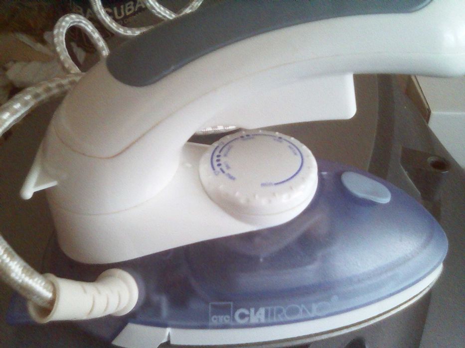 Утюг дорожный CLATRONIC DB 3108 с отпаривателем и поворотной ручкой