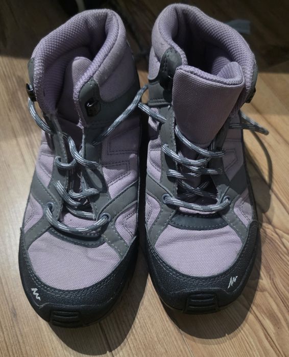 Sprzedam dziecięce buty trekkingowe Quechua .