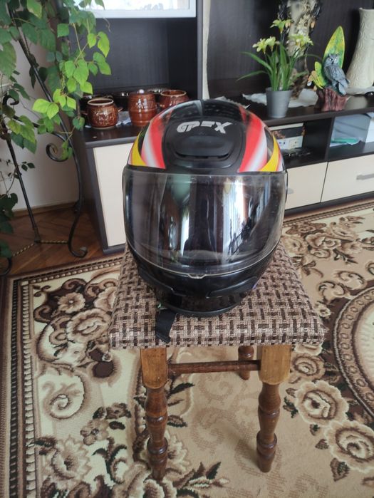 Шолом захисний головний на мотоциклі