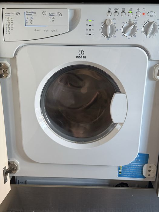 Máquina Lavar e Secar Roupa Indesit Encastre
