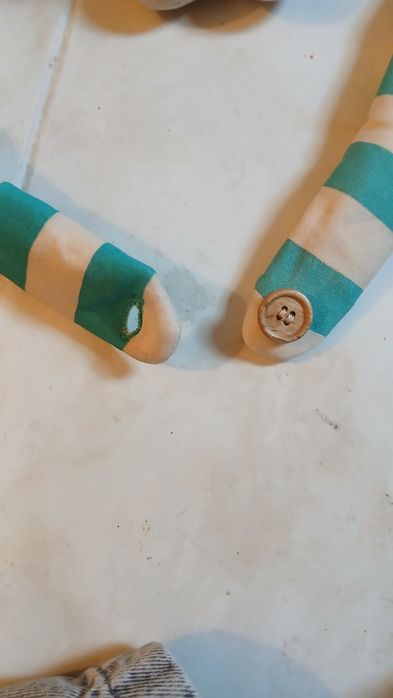 Peluche pequeno com braços largos.