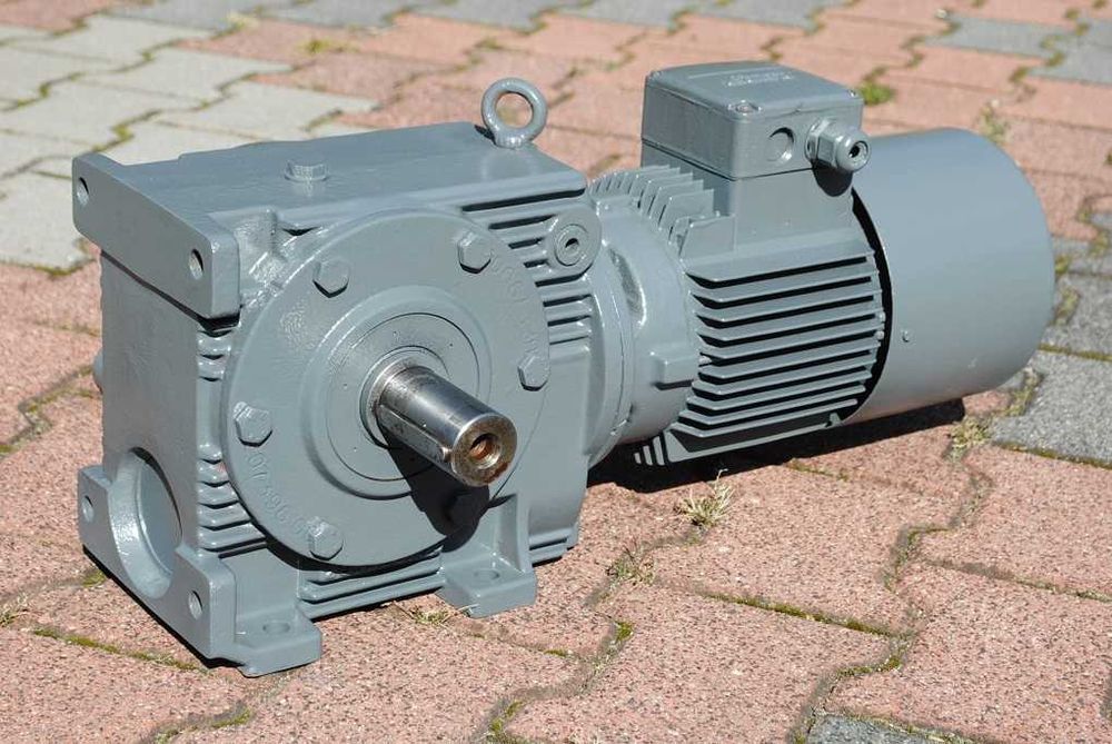 Motoreduktor kątowy 1.1kw. 22obr/min. z hamulcem. Flender