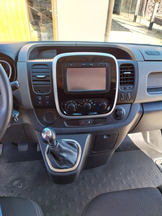 Renault Trafic. Faktura VAT cena brutto