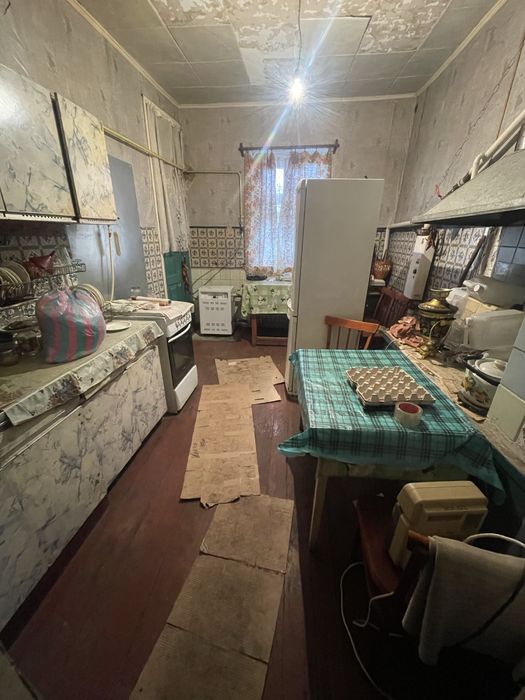 Добротна садиба , індивідуальне опалення , велика ділянка