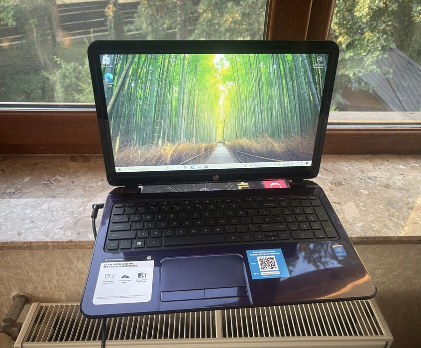 HP 15-r137wm сенсорний TouchSmart i3-4005u 8gb ram 320gb hdd 15.6” HD