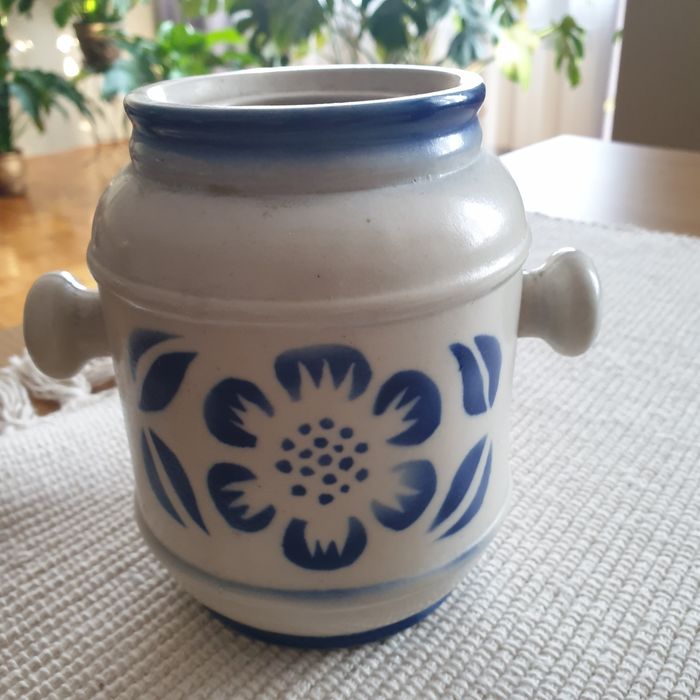 Stary pojemnik ceramiczny