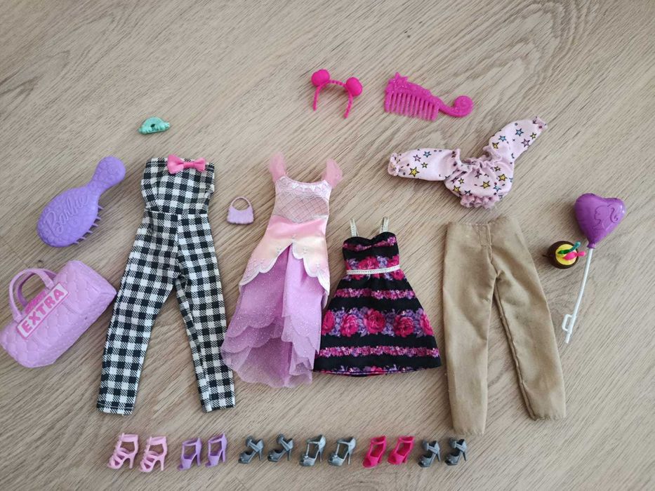 Zestaw akcesoriów oraz ubranek dla lalek barbie
