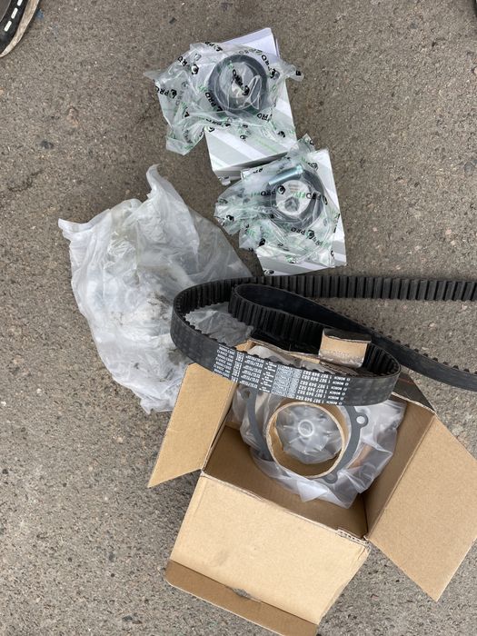 Комплект ГРМ помпа роліки Citroen c5 2.2