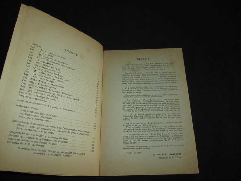 Livro Leis do Jogo e Guia Universal para Árbitros FPF 1985