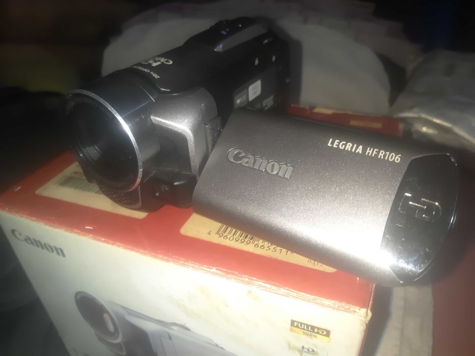 продам видеокамеру"canon"legria HF R106 полная комплектация с кофром