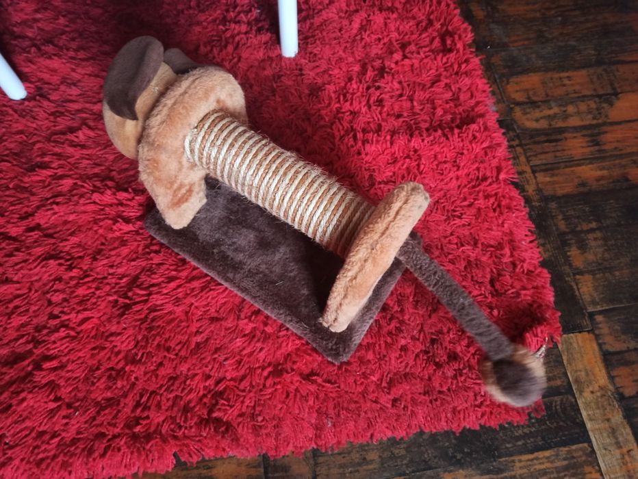 Царапка з іграшкою для котика