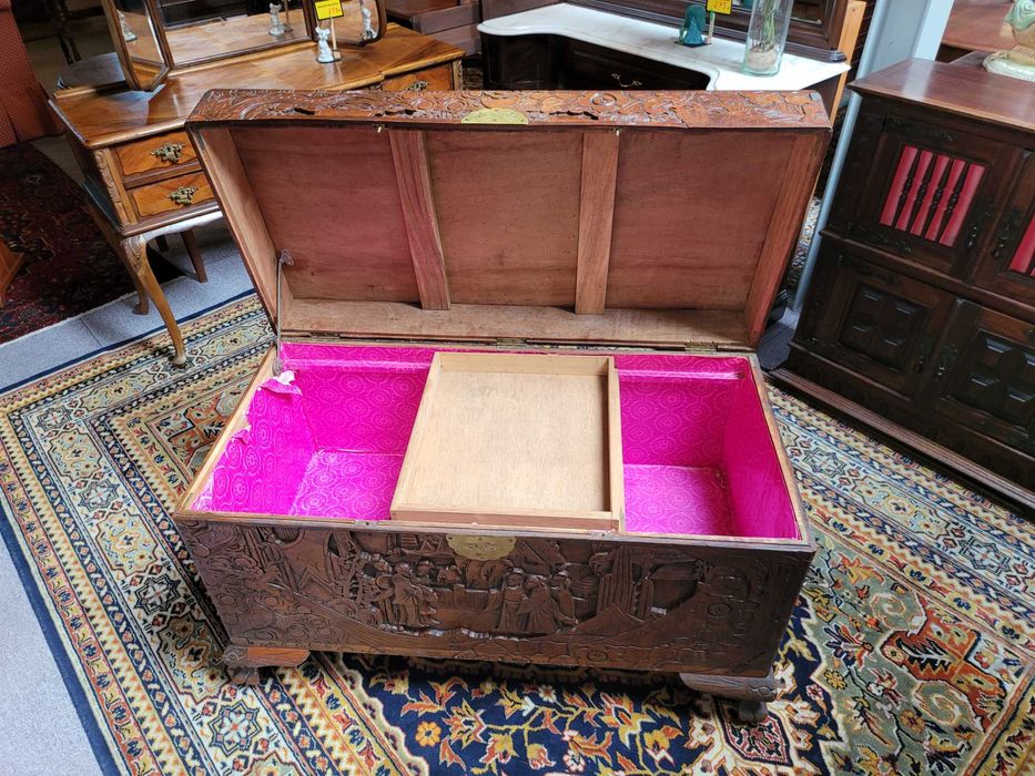 Arca / Baú antigo em madeira de canfora trabalhada - Bom estado geral