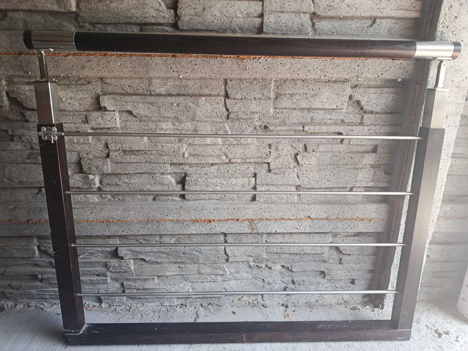 Bramka zabezpieczająca drewniano-metalowa na schodach