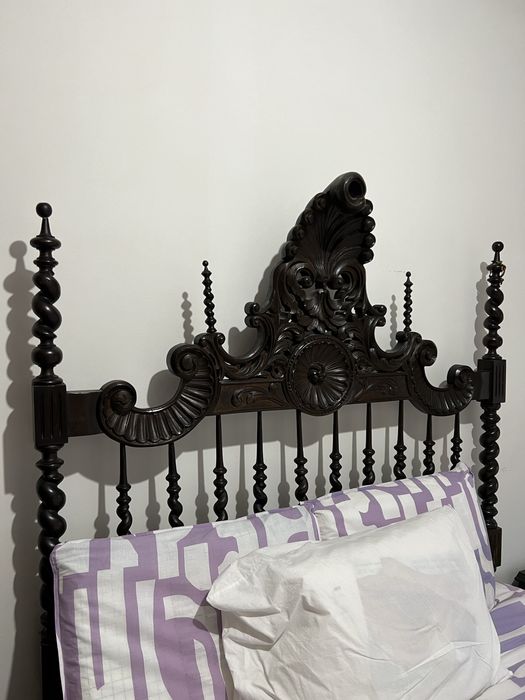 Cama antiga de madeira