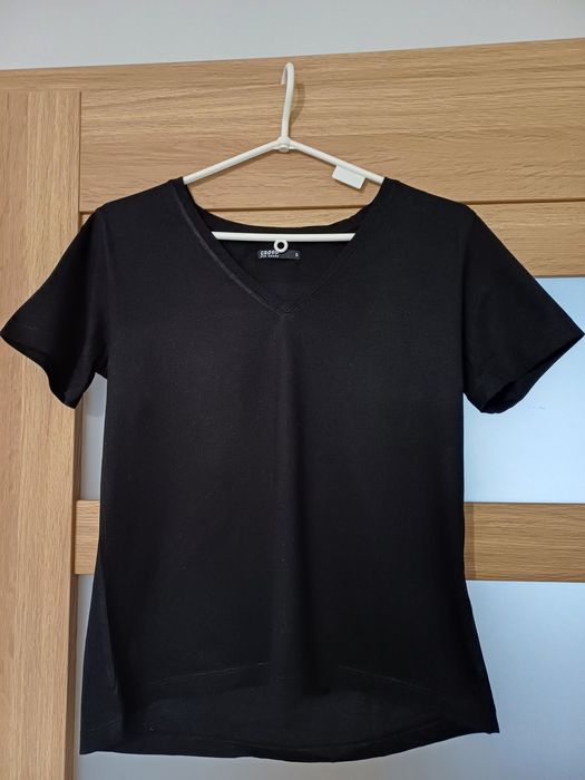 Czarny tshirt z dekoltem w serek