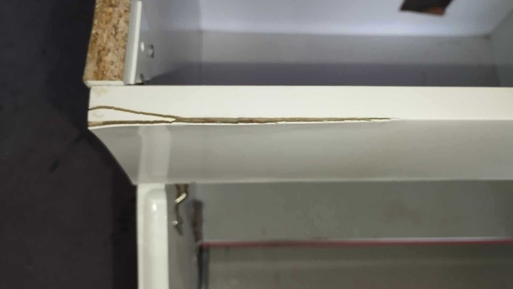 Móvel de casa de banho com alguns danos