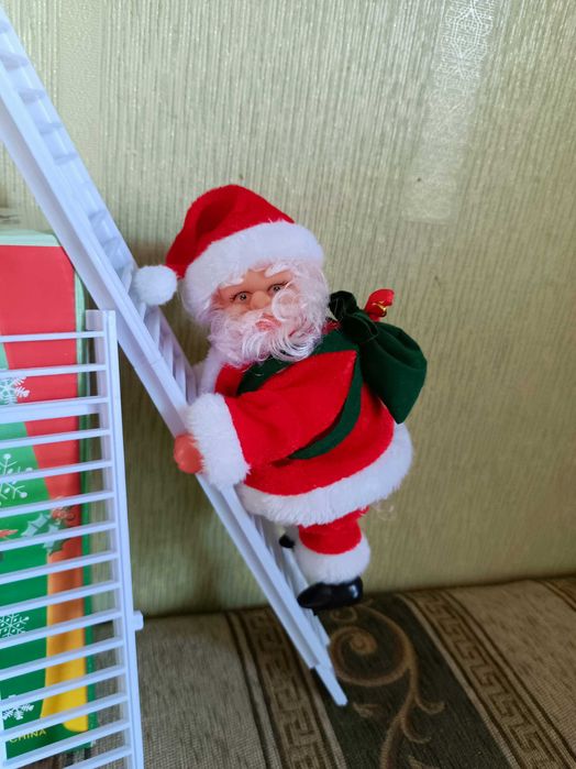 Новорічна музична іграшка Санта Клаус на драбині