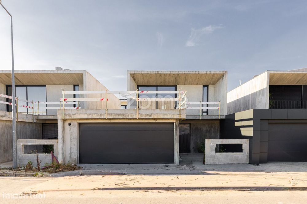 Moradia T3+1 em estrutura, em Frossos - Braga
