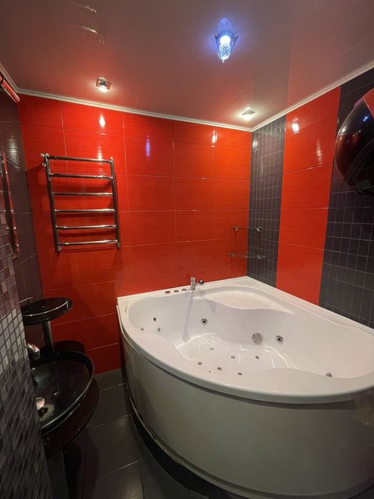 Продаж великої, дворівневої квартири на Митниці.