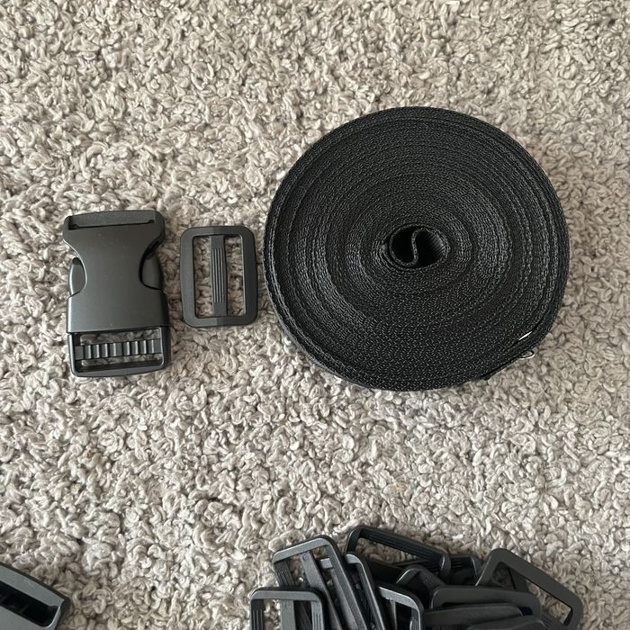 Zastaw plastikowe klamry, regulatory kaletnicze, taśma nośna