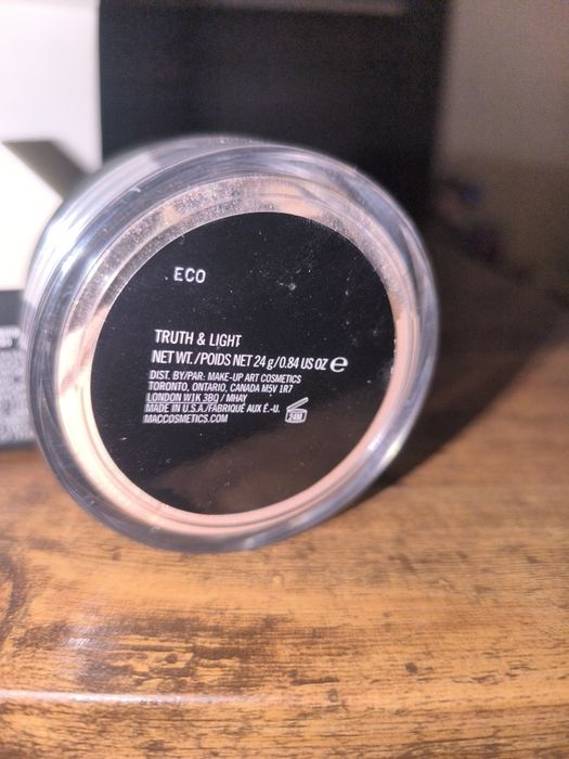 Puder sypki z drobinkami firmy MAC