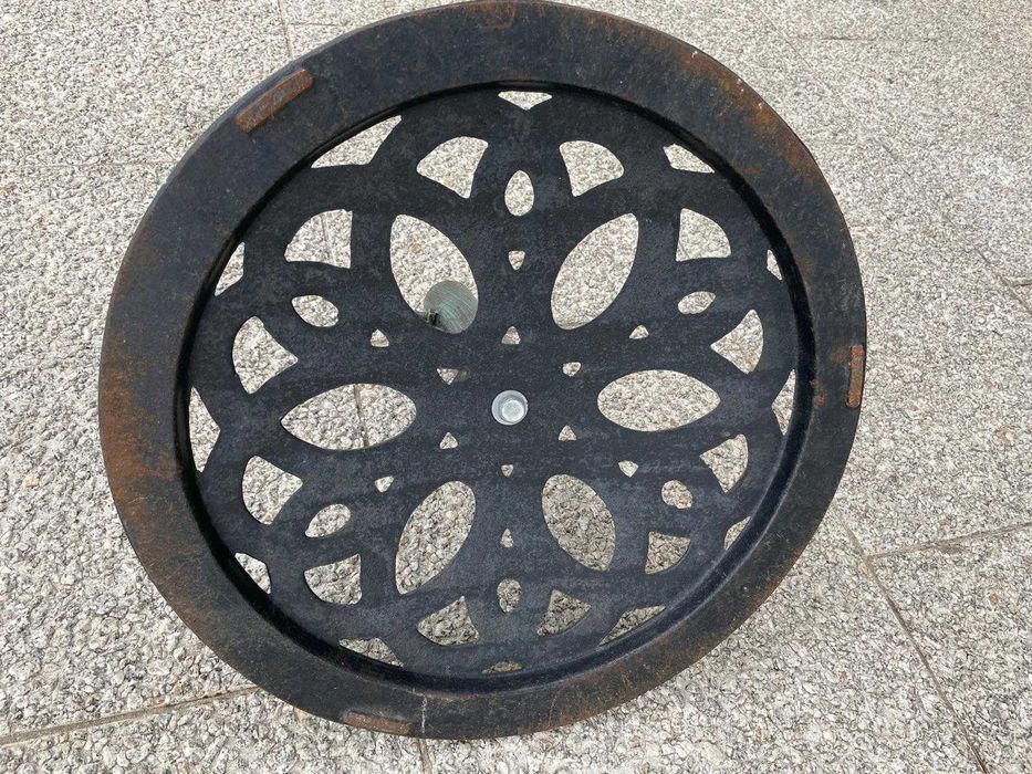 2 bases verdes em metal para guarda-sol + 1 guarda-sol