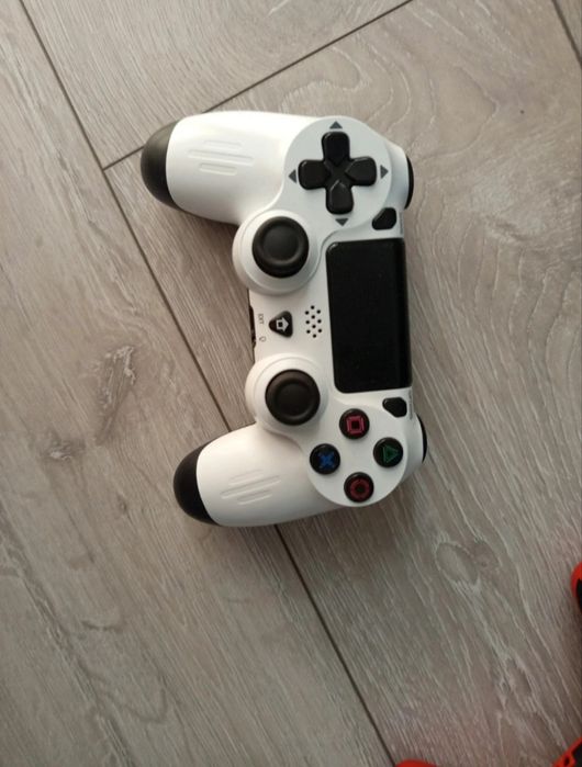 Ps4 Pro 1TB + 6 gier + pad