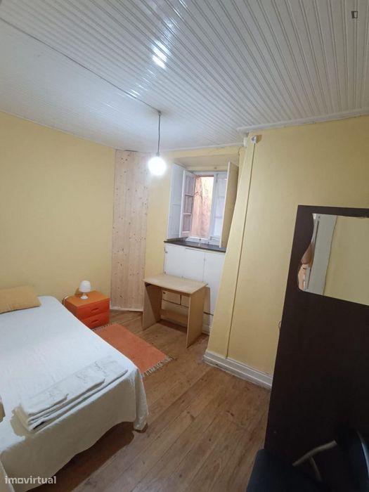 Quarto - localizado em Montarroio Coimbra