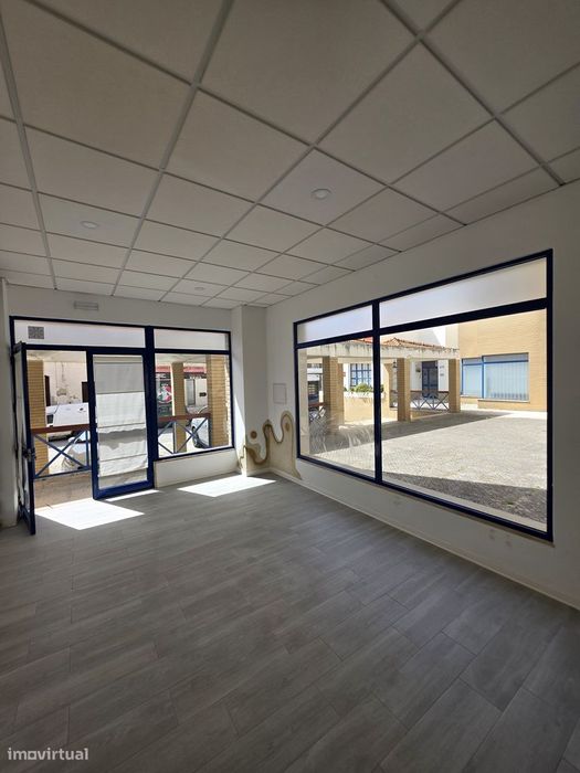 Loja com 4 montras e Bastante Luz e Espaço de Estacionamento Extra