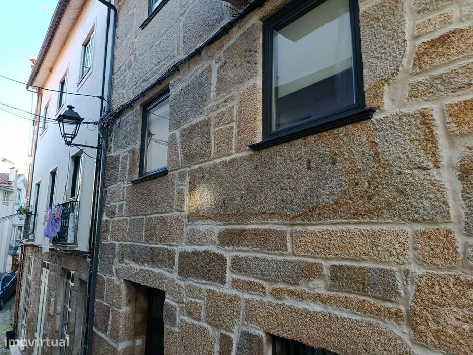 Prédio totalmente renovado com 3 andares independentes, nas Termas de