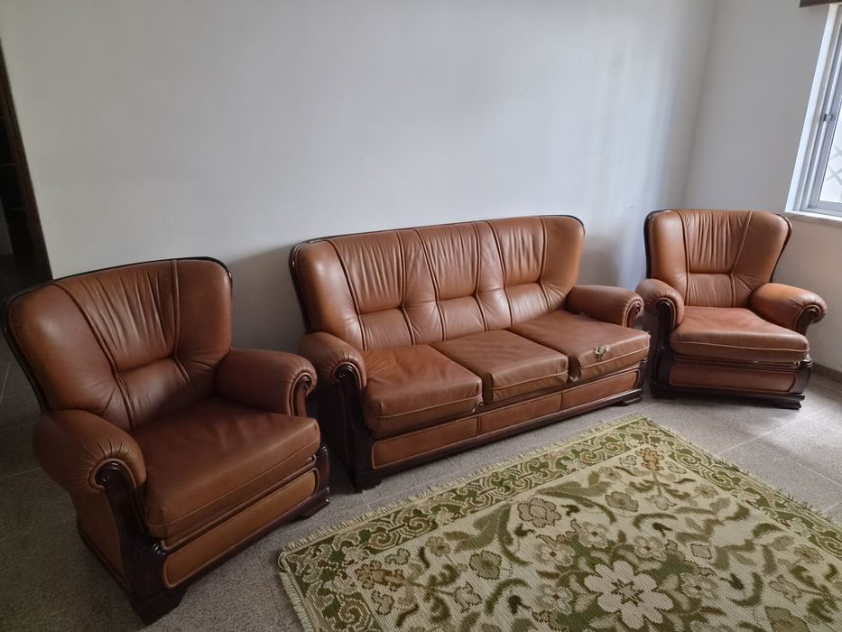 Conjunto Sofás em Pele: Sofá-Cama 3 Lugares + 2 Poltronas Clássicas