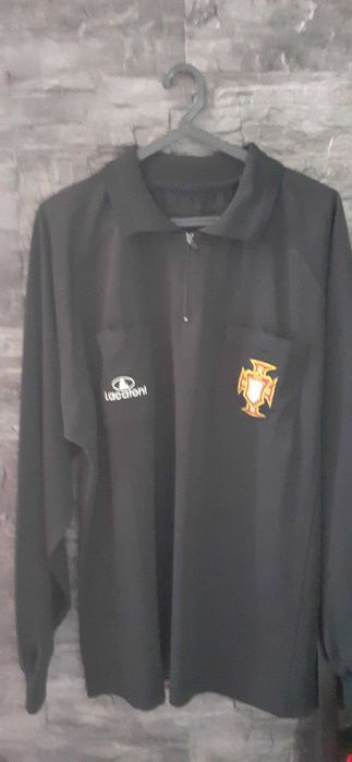 Tenho cerca de 20 camisolas de árbitro para desocupar.