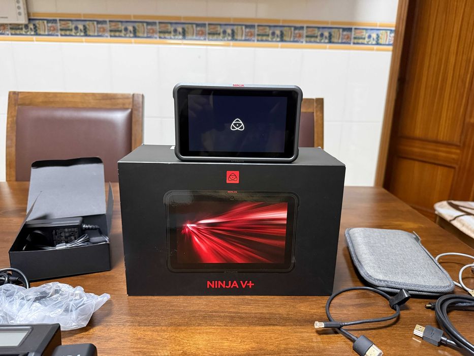 Atomos Ninja V+ (8K HDR) + SSD AtomX 1TB + Kit Energia (4 Baterias) + Leitor Docking II – Impecável!