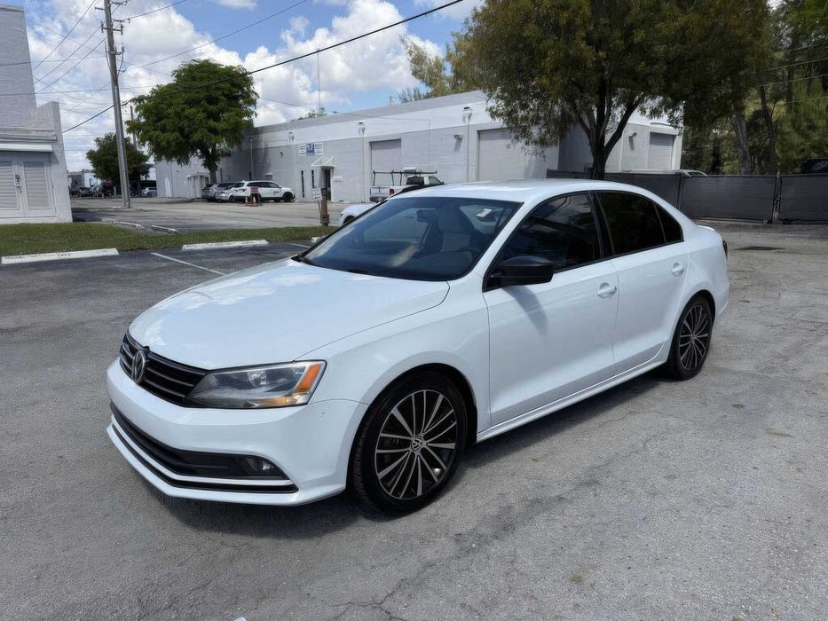 Volkswagen Jetta Sport      2016